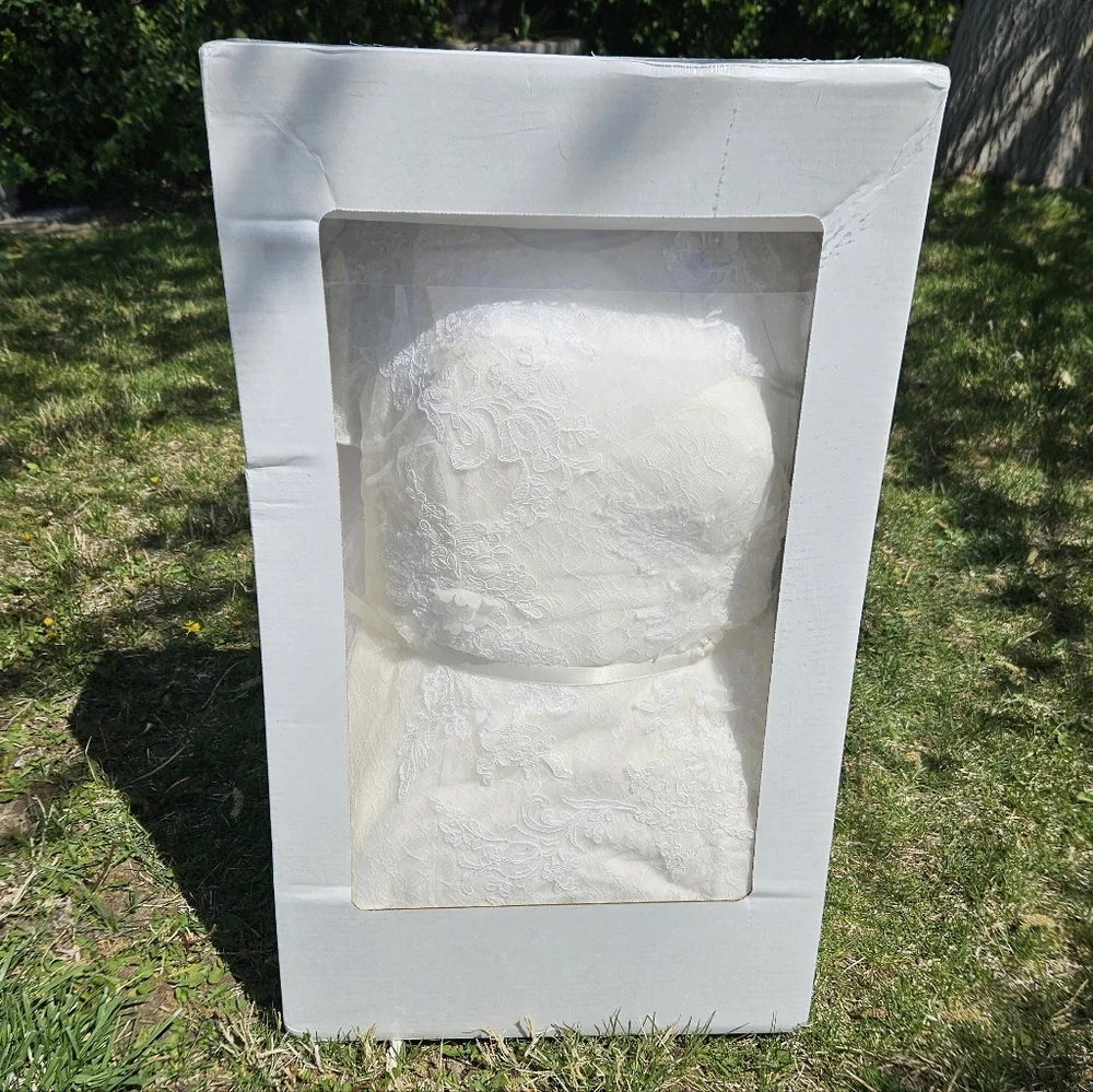 Vera Wang White Lace Wedding Dress Size 12 - Picture 4 of 11